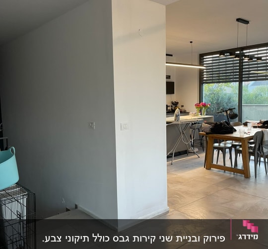 כתם רטיבות בתקרה מעל קיר גבס